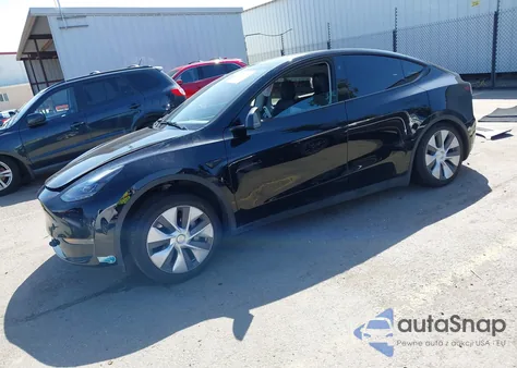 2024 Tesla Model Y Long Range Dual Motor All-Wheel Drive z USA, uszkodzony, nr VIN 7SAYGDEE0RF078242